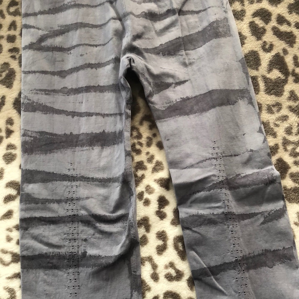 Free People Movement Good Karma High Rise Waist Leggings Gray Print Size XS/S - Picture 8 of 17